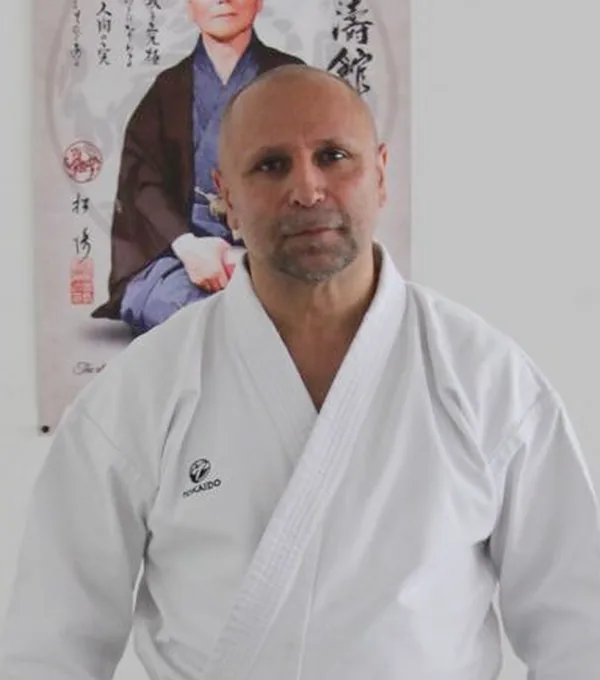 Ferenc Albrecht im weißen Karate-Gi
