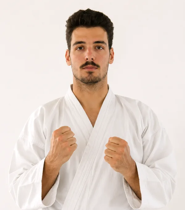 Pascal Bohr in Kampfstellung im weißen Karate-Gi
